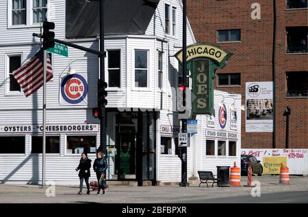 Chicago, Illinois, USA. Eckrestaurant an der Irving Park Road in einem Stadtblock im North Central Viertel auf der nordwestlichen Seite von Chicago. Stockfoto