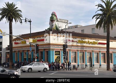 Los Angeles, CA - 20. März 2018: Touristen stehen vor Ripley’s Believe it or not Odditorium in Hollywood Stockfoto