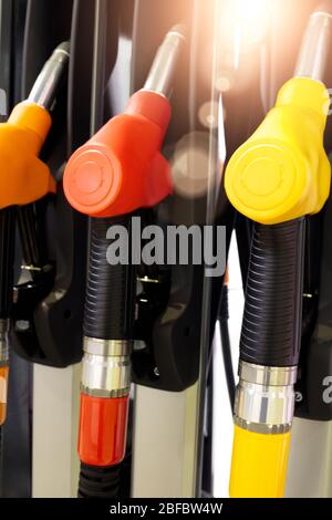 Nahaufnahme des Autos füllt Öl Kraftstoff in der Tankstelle Stockfoto