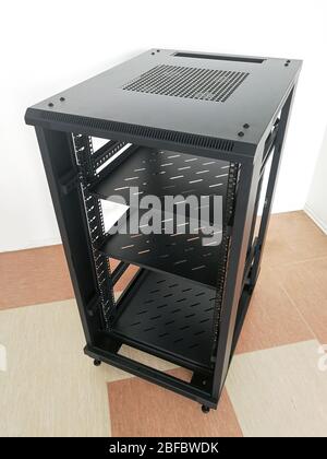 19'' Industrie-Rack (19-Zoll-Rack) für Telekommunikationsgeräte oder -Server Stockfoto