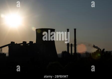 Kohlekraftwerk. Es ist kein Rauch im Kamin. Das andere thermische Kraftwerk läuft im Hintergrund. Stockfoto