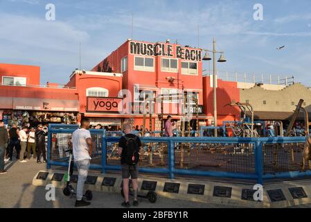 LOS ANGELES, CA/USA - November 17, 2018: Touristen Menge um das Gewicht pen Muscle Beach in Venedig, Kalifornien Stockfoto