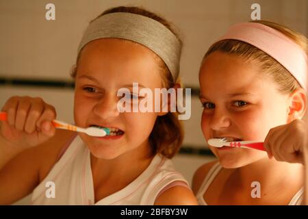 Zwei Mädchen putzen ihre Zähne Stockfoto
