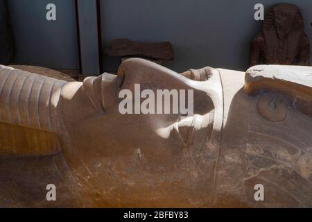 Koloss von Ramses II im Freien mit Rahina Museum, Al Badrashin, Gizeh Governate, Ägypten. Stockfoto