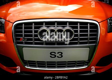 Bild zeigt eine hochglanzpolierte orange Audi S3 in London Stockfoto