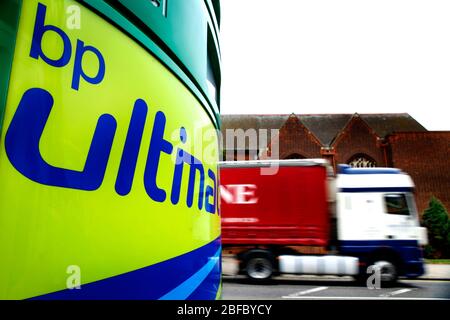 Ein LKW vorbei BP Ultimate Zeichen an einer Tankstelle in London. Stockfoto