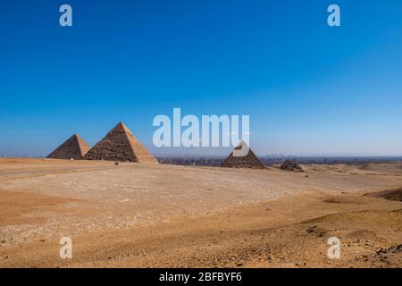 Panoramablick auf die Pyramiden von Khafre, Khufu und Menkaure im Gizeh Pyramid Komplex, Gizeh, Ägypten. Stockfoto