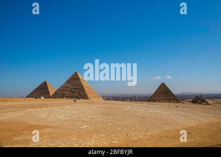 Panoramablick auf die Pyramiden von Khafre, Khufu und Menkaure im Gizeh Pyramid Komplex, Gizeh, Ägypten. Stockfoto