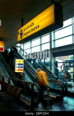 Bild zeigt Passagiere am Flughafen Heathrow Terminal 2. Stockfoto