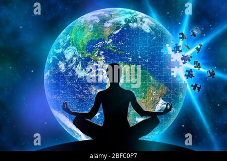 Weibliche Yoga-Figur vor einem Weltraum-Hintergrund und einem Planeten Erde aus Puzzle während der Auflösung bechouse der Explosion gemacht. Elemente dieses im Stockfoto