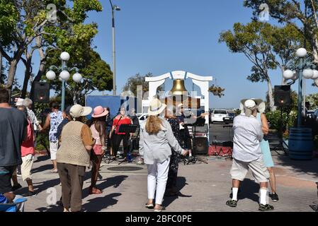 LOS ANGELES, CA/USA - 28. März 2019: Menschen tanzen zu Live-Musik im Fisherman’s Village in Marina del Rey, einer beliebten Touristenattraktion Stockfoto