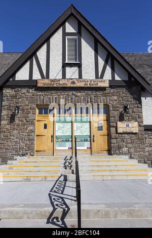Parks Canada Banff Visitor Center Haupteingang Des Hauptgebäudes, Geschlossene Tür. Fassadenarchitektur Außenansicht Vertikales Porträt mit Geländer und blauem Himmel Stockfoto