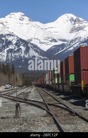 Canadian Pacific Railway Freight Cargo Train Portrait Canadian Rockies with Mountain Peaks Landscape Background, Banff National Park, Alberta Canada Stockfoto