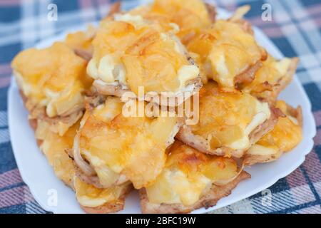 französische Koteletts aus Hühnerfleisch Ananas und Käse. Stockfoto