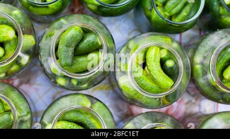 Der Prozess der Einmachung eingelegte Gurken für den Winter, Gurken Gurken in Glasgefäßen Nahaufnahme. Stockfoto