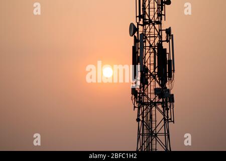 Sonnenaufgang Und Sonnenuntergang - Mobiler Betreiber Turm Stockfoto