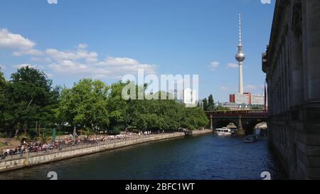 Schöner Blick über die Spree und den Fernsehturm in Berlin an einem sonnigen Tag - STADT BERLIN, DEUTSCHLAND - 21. MAI 2018 Stockfoto