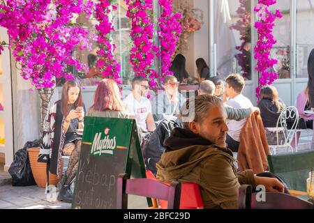 GRIECHENLAND, ATHEN - 30. NOVEMBER 2019: Café in Athen, Griechenland, Stadtteil Plaka Stockfoto