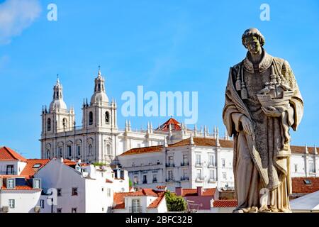 Kloster und Statue des heiligen Vinzenz von Portas do Sol in Lissabon Stockfoto