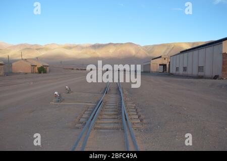 Alte Werkstätten und Eisenbahnen oder Bahngleise im Tolar Grande Bahnhof. Salta, Argentinien Stockfoto