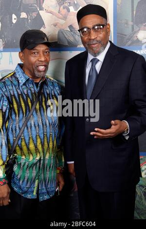 Kenny Gamble und Leon Huff exklusives Porträt, aufgenommen bei der Pressekonferenz zur Bekanntgabe des Gamble und Huff Walk, ein Straßenschild, das am 17. November 2010 an der Kreuzung von Spruce und Broad Streets in Philadelphia, Pa, aufgeht ***EXKLUSIV*** Quelle: Scott Weiner/MediaPunch Stockfoto