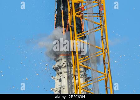 (200417) -- ZAGREB, 17. April 2020 (Xinhua) -- das Foto vom 17. April 2020 zeigt eine kontrollierte Explosion, um die Nordspitze der Zagreber Kathedrale in Zagreb, Kroatien, zu entfernen. Der Nordturm der Zagreber Kathedrale wurde am Freitag entfernt, da er nach Erdbeben am 22. März zusammenbrechen konnte. Der andere Turm brach während der Erdbeben zusammen. (Luka Stanzl/Pixsell über Xinhua) Stockfoto