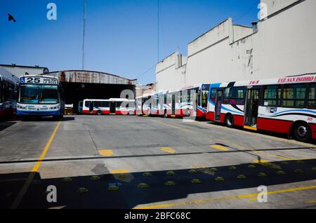 Buenos Aires, Argentinien - Januar 2020: Busse der Linie 5 an einer Bushaltestelle vor dem Bahnhof Retiro Mitre (Estacion Retiro Mitre) in der Nähe der Plaza Sa Stockfoto