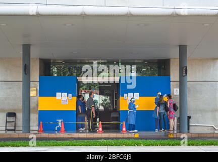 Medizinisches Personal Screening Temperatur in einem privaten Krankenhaus in Merida, Mexiko, während des Coronavirus Covid 19 Ausbruch. Stockfoto