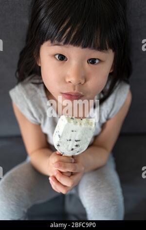 Nettes Kleinkind Mädchen essen Eis Stockfoto