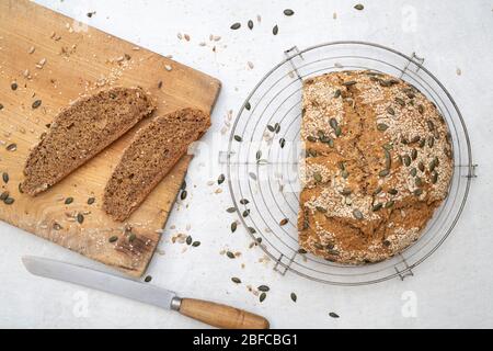 Selbstgebackenes Soda-Dinkelbrot auf weißem Hintergrund Stockfoto