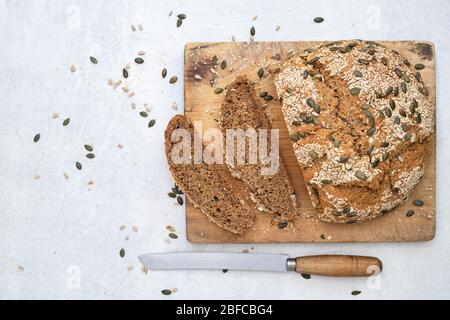 Selbstgebackenes Soda-Dinkelbrot auf weißem Hintergrund Stockfoto