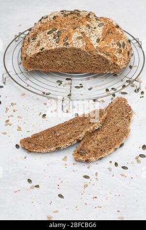 Selbstgebackenes Soda-Dinkelbrot auf weißem Hintergrund Stockfoto