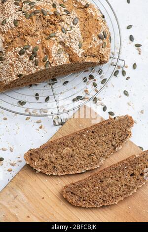 Selbstgebackenes Soda-Dinkelbrot auf weißem Hintergrund Stockfoto