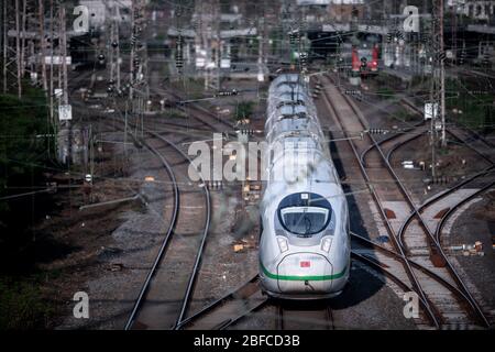 Essen, Deutschland. April 2020. Ein ICE (Intercity-Express) fährt am Hauptbahnhof Essen ab. Die Deutsche Bahn plant, im östlichen Ruhrgebiet weniger ICE-Züge zu nutzen. Quelle: Fabian Strauch/dpa/Alamy Live News Stockfoto