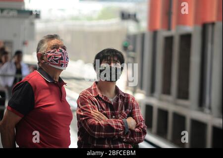 Mexiko-Stadt, Mexiko. April 2020. MEXIKO-STADT, MEXIKO-APRIL zwei Personen tragen chirurgische Maske als Schutzmaßnahme während Fahrten auf der U-Bahn inmitten des täglichen Lebens der Coronavirus Sperrung. Die mexikanische Regierung machte es für jeden, der eine Schutzmaske trägt, einmal außerhalb seiner Häuser obligatorisch, einen Versuch, die Ausbreitung der Covid-19 einzudämmen. Am 15. April 2020 in Mexiko-Stadt, Mexiko (Foto: Eyepix Group/Pacific Press/Sipa USA) Quelle: SIPA USA/Alamy Live News Stockfoto