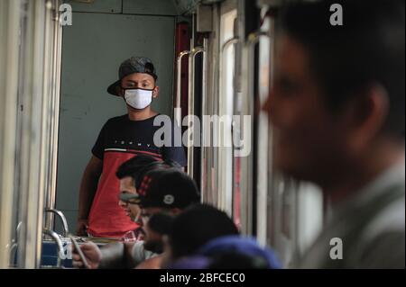 Mexiko-Stadt, Mexiko. April 2020. MEXIKO-STADT, MEXIKO -APRIL 15: Ein Mann trägt eine chirurgische Maske als Schutzmaßnahme, während er inmitten des täglichen Lebens der Coronavirus-Sperre auf der U-Bahn fährt. Die mexikanische Regierung machte es für jeden, der eine Schutzmaske trägt, einmal außerhalb seiner Häuser obligatorisch, einen Versuch, die Ausbreitung der Covid-19 einzudämmen. Am 15. April 2020 in Mexiko-Stadt, Mexiko (Foto: Eyepix Group/Pacific Press/Sipa USA) Quelle: SIPA USA/Alamy Live News Stockfoto