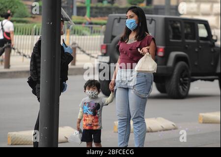 Mexiko-Stadt, Mexiko. April 2020. MEXIKO-STADT, MEXIKO-APRIL 15: Eine Frau mit ihrem Sohn trägt eine chirurgische Maske als Schutzmaßnahme und geht mitten im Alltag der Coronavirus-Sperre. Die mexikanische Regierung machte es für jeden, der eine Schutzmaske trägt, einmal außerhalb seiner Häuser obligatorisch, einen Versuch, die Ausbreitung der Covid-19 einzudämmen. Am 15. April 2020 in Mexiko-Stadt, Mexiko (Foto: Eyepix Group/Pacific Press/Sipa USA) Quelle: SIPA USA/Alamy Live News Stockfoto