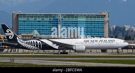 Richmond, British Columbia, Kanada. April 2020. Eine Air New Zealand Boeing 777-300ER Breitkörperjet (ZK-OKO) hebt am Freitag, 17. April 2020, vom Vancouver International Airport auf einen Flug nach Auckland ab. Kredit: Bayne Stanley/ZUMA Wire/Alamy Live News Stockfoto