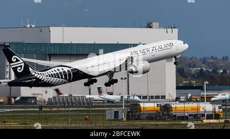 Richmond, British Columbia, Kanada. April 2020. Eine Air New Zealand Boeing 777-300ER Breitkörperjet (ZK-OKO) hebt am Freitag, 17. April 2020, vom Vancouver International Airport auf einen Flug nach Auckland ab. Kredit: Bayne Stanley/ZUMA Wire/Alamy Live News Stockfoto