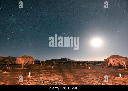 Zelte unter einer sternenklaren Nacht in der Sahara Stockfoto