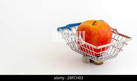 Obst im Warenkorb. Erhöhung der Obstpreise. Rabatt auf den Kauf von Äpfeln. Stockfoto