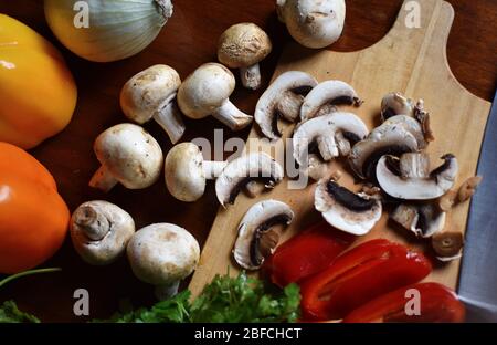 Stillleben von Gemüse einschließlich Pilze, Paprika, Koriander, Draufsicht Stockfoto