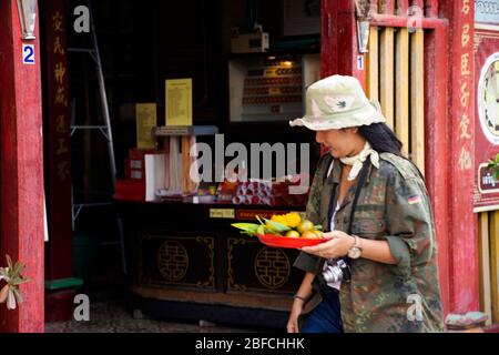 PATTANI, THAILAND - August 16 : Thailänder und ausländische Reisende reisen und respektieren beten in Leng Chu Kiang oder Chao Mae Lim Ko Niao Chinesischer Shri Stockfoto