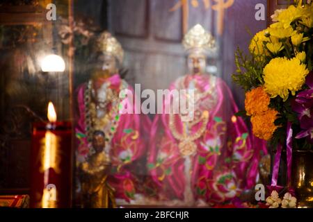 PATTANI, THAILAND - August 16 : Buddha Gott Göttin Statue und Dekoration von Leng Chu Kiang oder Chao Mae Lim Ko Niao Chinesischen Schrein für Menschen besuchen Stockfoto