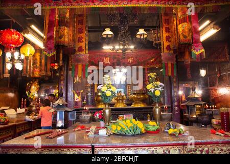 PATTANI, THAILAND - August 16 : Buddha Gott Göttin Statue und Dekoration von Leng Chu Kiang oder Chao Mae Lim Ko Niao Chinesischen Schrein für Menschen besuchen Stockfoto