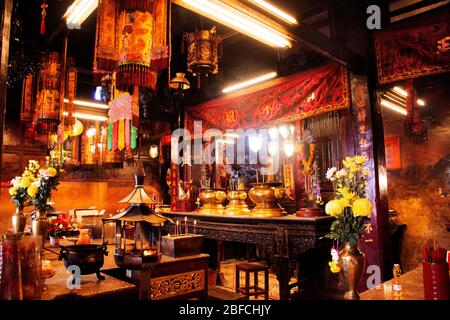 PATTANI, THAILAND - August 16 : Buddha Gott Göttin Statue und Dekoration von Leng Chu Kiang oder Chao Mae Lim Ko Niao Chinesischen Schrein für Menschen besuchen Stockfoto