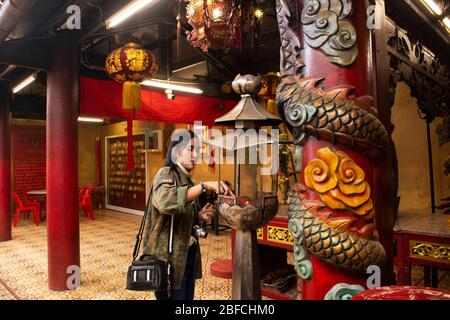PATTANI, THAILAND - August 16 : Thailänder und ausländische Reisende reisen und respektieren beten in Leng Chu Kiang oder Chao Mae Lim Ko Niao Chinesischer Shri Stockfoto