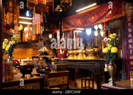 PATTANI, THAILAND - August 16 : Buddha Gott Göttin Statue und Dekoration von Leng Chu Kiang oder Chao Mae Lim Ko Niao Chinesischen Schrein für Menschen besuchen Stockfoto