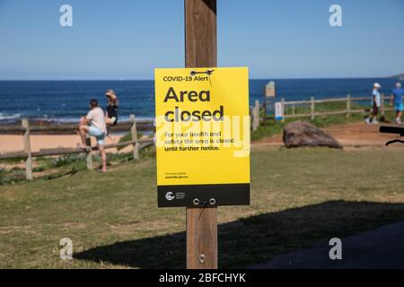 Sydney, Australien. Samstag, 18. April 2020. Der Strand Mona Vale an den nördlichen Stränden von Sydney ist einer der Strände der Stadt, der offen bleibt, aber die Bewohner können den Strand nur zum Zweck der Bewegung erreichen. Picknick- und Grillbereiche am Strand sind wegen COVID-19 Pandemie geschlossen.Credit Martin Berry/Alamy Live News Stockfoto