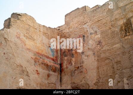 Römische Freskenmalerei und altägyptische Hieroglyphen in der Kaiserlichen Kultkammer im Luxor-Tempel, Ägypten Stockfoto